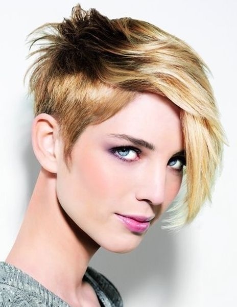 blond fryzura asymetryczna krótka, nowoczesna długa grzywka na bok, zdjęcie-8